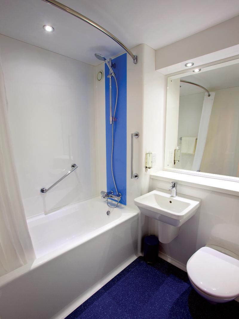 Travelodge Newcastle Whitemare Pool Low Walker Экстерьер фото